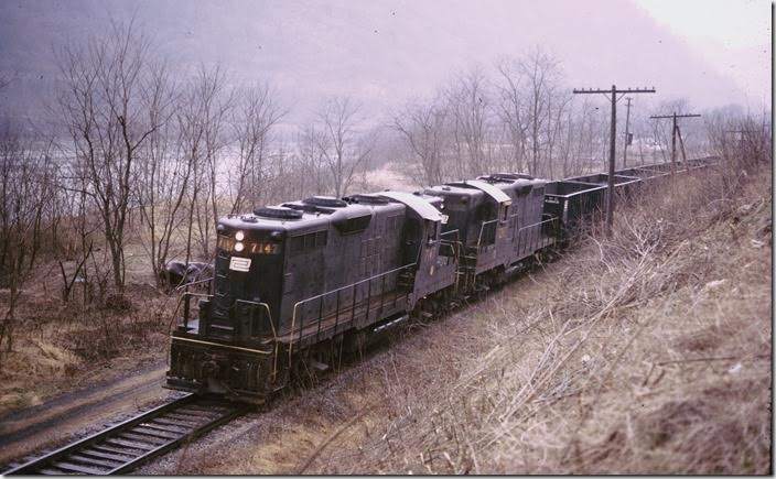 An eastbound Penn Central behind GP9s 7147-7202 (both ex-PRR) runs along the Kanawha River and US 60 at Longacre.