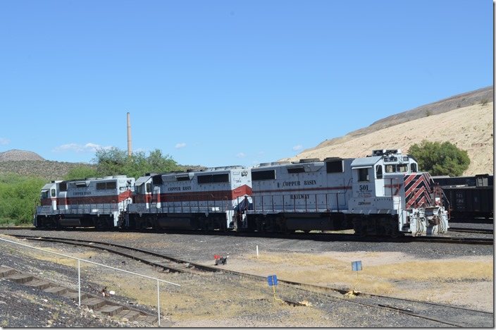 CBRY 501 is an ex-Kennecott Copper GP39-2. 304 is an ex-HLCX, nee-SSW GP40-2. 402 is an ex-KCC GP39. I obtained roster info from The Diesel Shop website. CBRY numbering system is confusing. This lashup will be handling the “Unit” or “Acid Train” later in the afternoon. CBRY 501-304-402. Hayden Jct AZ.