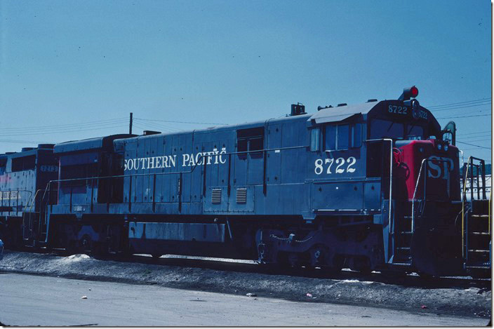 On 05-16-1979 L&N had quite a few Espee units on the property including this U33C. But new SD40-2s and C30-7s in Family Lines gray were being delivered to ease the power shortage brought on by a surge in steam coal demand. L&N. Corbin KY.