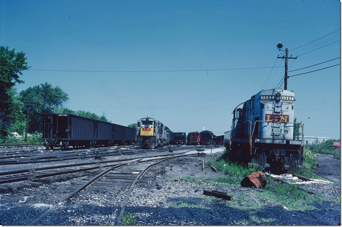 At the south end of the West Yard we found C420 parked and Extra 1477 ready to go south when a crew was available. L&N. Corbin KY.