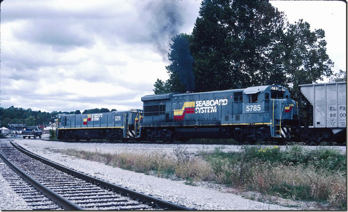 Ex-SCL U36B 5785 and “MATE” 5211 switch the East Yard lead. 10-03-1987. L&N Corbin KY.