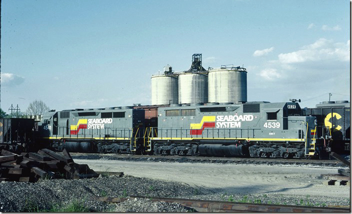 SDP35s 4539 and 4541 were originally SAL. There were plenty of Chessie hoppers to supplement SBD’s fleet. 05-01-1988. L&N Corbin KY.