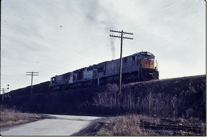 L&N 1539-1213-1507 takes the “hi-line” off the main line with a south bound for the “East Yard.” 02-04-1973. Corbin KY.