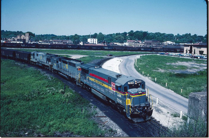 Virtually brand new C30-7 7014 with 1247-1493 head a “Lynch Turn” onto the Cumberland Valley line under the Hi-Line overpass with 135 mtys. The new yard office and division headquarters is on the right. 05-18-1979. Corbin KY.