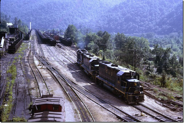 C&O 3891-3895-3913 on the “Elkhorn Shifter” have delivered loaded south coal off the Big Sandy SD and will soon return with empties. 09-10-1972.