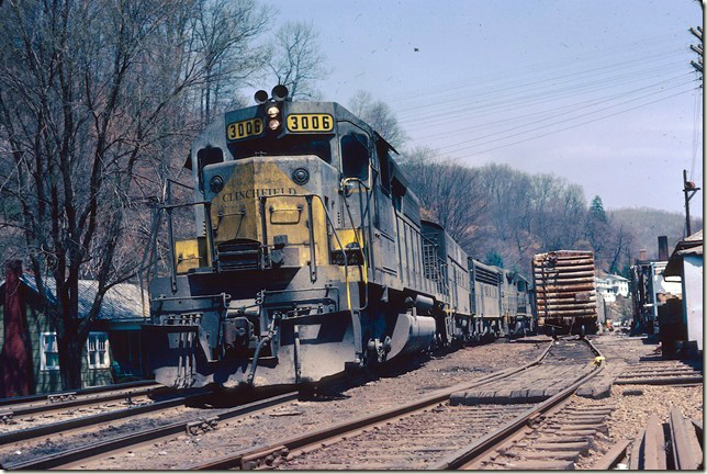 CRR 3006-200-800-2005 with #26 drop into Dante Yard. Their loads will be dropped for weighing and weighed cars will be picked up for Erwin. The installation of a weigh-in-motion scale at Kingsport eliminated the need for weighing at Dante. 04-02-1978.