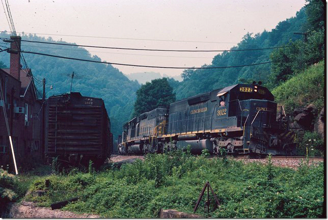 CRR 3022-3006 doubles over its train before departing Dante up the steep 1.8% to the tunnel. 08-05-1979.