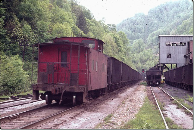 N/b shifter about to pass through Sandy Ridge Tunnel. Caboose was originally wood, but rebuilt with steel sides. Clinchfield Coal (Div. of Pittston) is on the right. Trammel VA. 05-14-1973.
