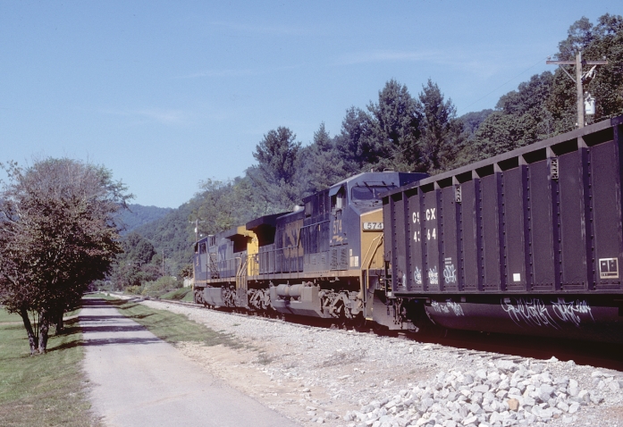 CSX C821 (Loyall #2 mine run) heads a train of CSCX (Consumer's Power) aluminum tubs northbound at Mary Alice.