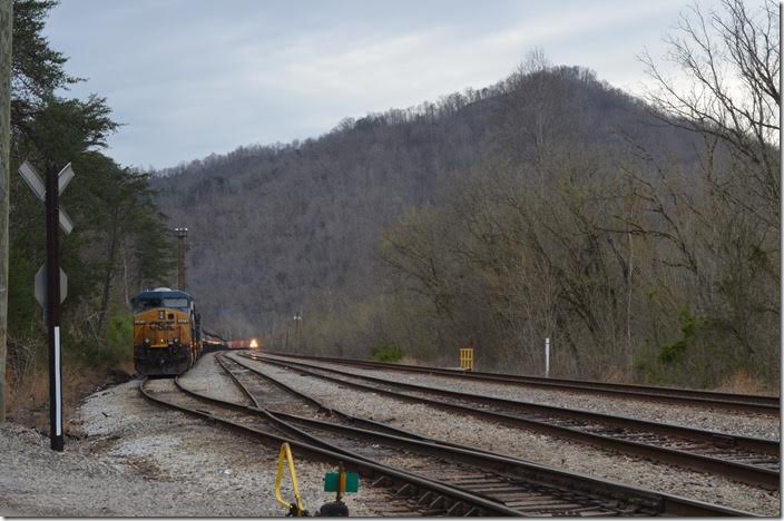 K851-31 now has a Kingsport crew. They cautiously come around the curve expecting the Florence dispatcher to have the signal lined southbound. An ethanol train is parked on the lead awaiting a crew. CSX 979-7772-7718. View 4. Shelby KY.