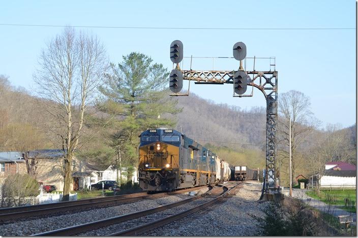 Q692 behind CSX 3306-3420-3263 accelerates west at Fords Branch with 19 cars. A 200-car McClure empty train is on the switching lead entering the Shelby yard. 04-03-2018. Fords Branch.