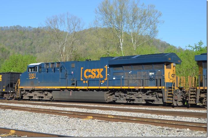 These new ET44AHs with all that radiator on the back are brutish. CSX ET44AH 3361. Shelby KY.