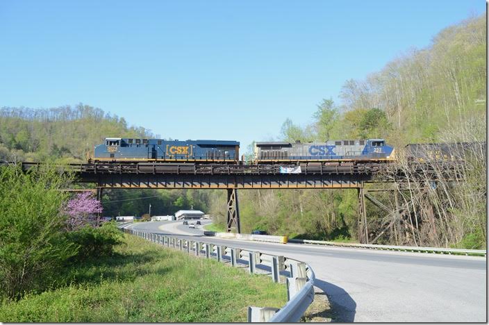 CSX 3074-252 cross US 23 at Penny approaching the Damron Fork Mine off the Sandy Valley & Elkhorn SD. 04-28-2018. Penny KY.