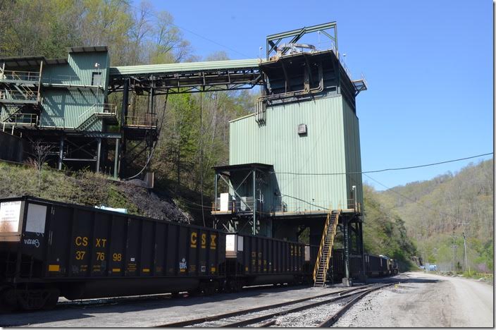 After running around their train the crew starts loading at CAM Mining’s Damron Fork Mine. CSX 252-3074. Damron Fork Mine.