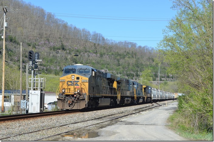 Q692 with CSX 5378-527-4544-372 passes the block signal at Betsy Layne KY on 04-03-2020.