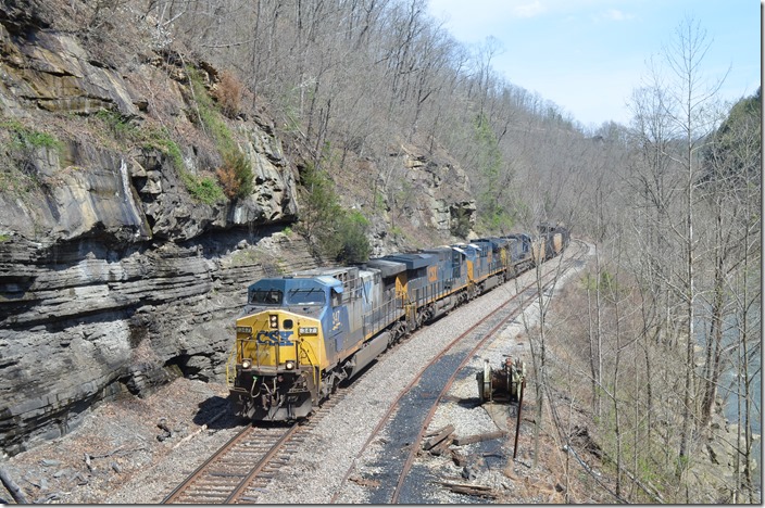 C870-28 approaches the inactive Collco tipple south of Haysi VA. CSX 347-3162-3298-483. 03-28-2020.