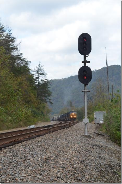 With a clear signal Q696 departs off the main. Where I’m standing is now the Kingsport SD and no longer the ex-C&O’s Big Sandy. The Big Sandy now ends at this control point (Louisville Div.) and the Kingsport begins (Florence North Div.) CSX 5291. Shelby.