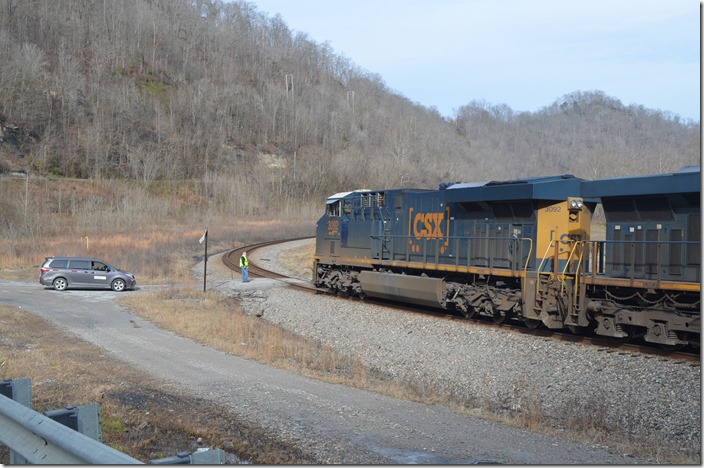 Q692 with CSX 3092-5487-3421 pulls to a stop just west of FO Cabin to pick up the conductor. 12-19-2020. CSX FO Cabin.