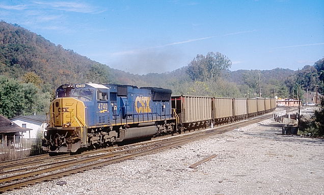 CSX 4740 departs Shelby w/b on the main line with SCWX empties.