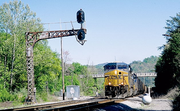 CSX 729-8224 on w/b Q697-05 passing Coal Run Jct. near Pikeville.