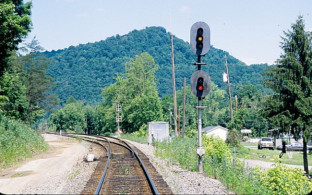 Approach signal at the EE Shelby on the main line.