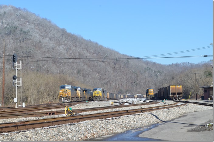 CSX 761-262-3104 arrive Shelby KY with a westbound X692-10. X692 has 29 loads and 12 empties. 12-11-2018.