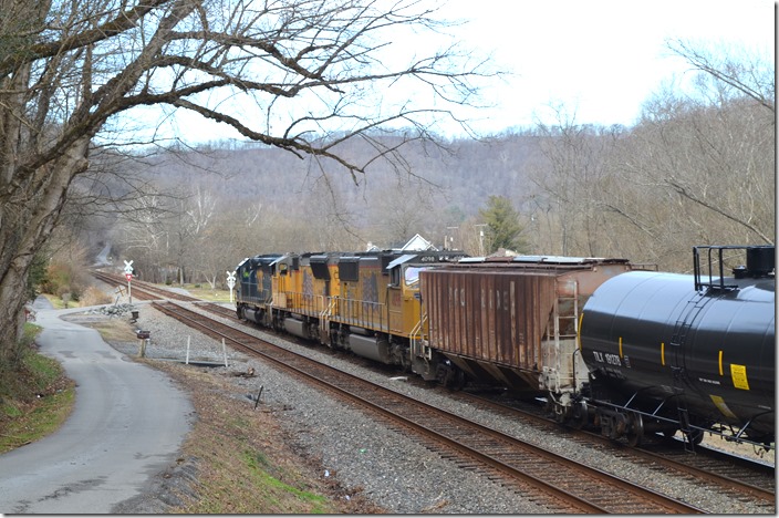 K466 doesn’t pull down because they would block two crossings. CSX 8095-UP 4830-4098. Wagner KY.