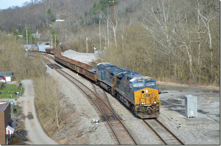 CSX 3450-7002 and Q692-09 depart via the switching lead with 1 load and 37 empties (2,416 feet in length). Shelby KY.