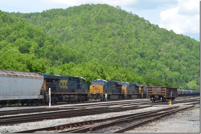 Q692’s DPU 854 is coupled to K428-16. Now we will have 21 loads/162 empties, 8,664 tons with a length of 11,530 feet (over 2 miles)! CSX DPU 854 3393-3424-335. Shelby KY.