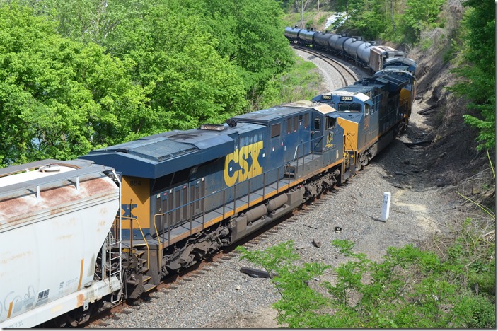 After considerable time was spent putting this land barge together with the air test and taxi ride to Fords Branch for the conductor, the combined Q692/K428 rumbles toward Russell. CSX 854-3393-3424-335 work as DPUs. But CSX has saved money by not using a crew! Efficiency! Shelby KY.