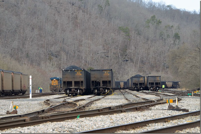 U903’s empty tubs are put on ground air. CSX 3154. Shelby KY.