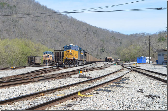 CSX 3350-403 arriving Shelby on w/b DKPX empties. Shelby KY. 04-03-21.