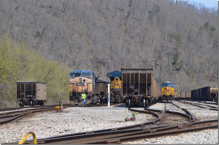 A mine run crew gets ready to couple 253 to 3442-13. CSX 253 3442 3350. Shelby KY.