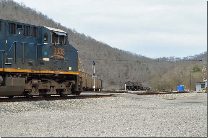 N760-11 heads up the main but will stop in a few feet to add another engine parked in the “coach track.” CSX 3333-727-8908-7213 pull U903-08 into the yard. CSX Shelby KY.
