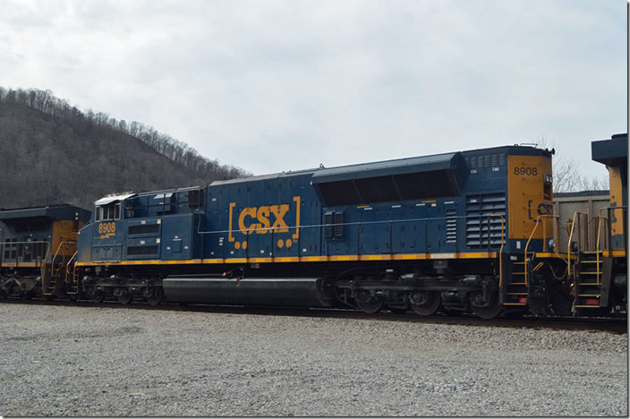 CSX SD70ACe-T4 8908 is my real focus of interest. Ten of these Tier 4 emission units were delivered in 05-2019. Shelby KY.