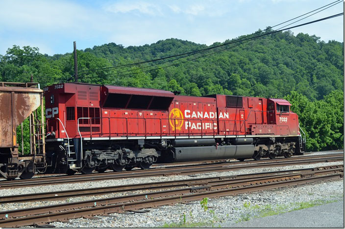 CP “SD70ACu” is the DPU on departing w/b ethanol empty train B650 on 06-12-2022. “K” designated miscellaneous bulk trains and now “B” trains. If this unit looks very long it was originally a SD9043MAC that CP acquired second hand. CP 7032. Shelby KY.
