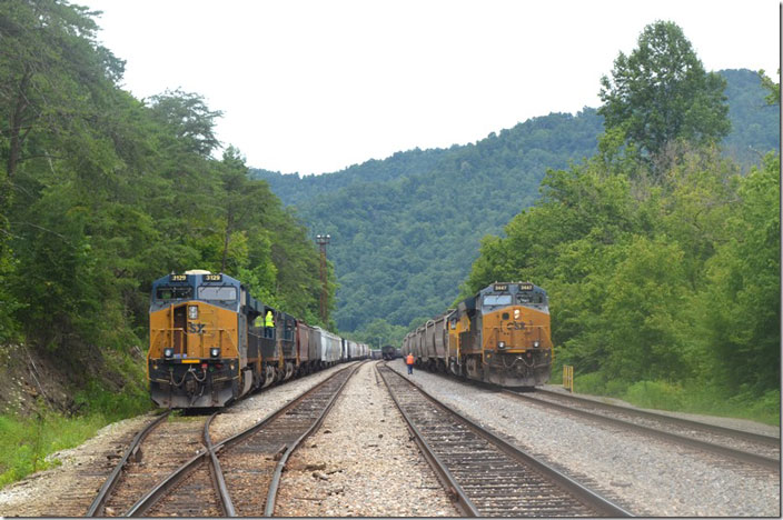 M653-17 stops on the main for the Russell crew to be picked up. Eastbound M693-15 is almost ready to depart with a Kingsport crew behind CSX 3129-3162-489. Shelby. 07-17-2022.