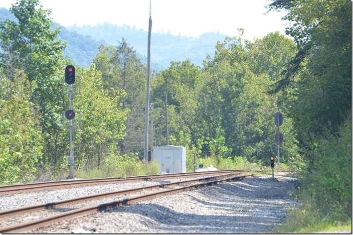 CSX medium approach signal at the east end of Shelby for M653-15 to switch. He’s not ready to leave so JAX only gives him this signal to pull out onto the main. Shelby KY. 09-16-2022.