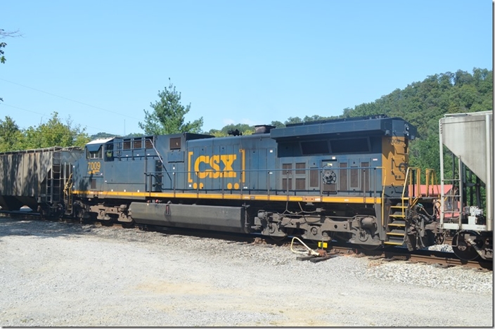 CSX DPU 7009. About this time the 141 shut down.T he engineer called the JAX mechanical desk, and together they got the unit started. M653-15 would leave with 93 loads, 27 empties, 13,144 tons at 7,394 ft. The engineer had reservations should the unit fail on the run to Kingsport with the long grade between Elkhorn City and Sandy Ridge Tunnel (see profile below). Shelby KY.
