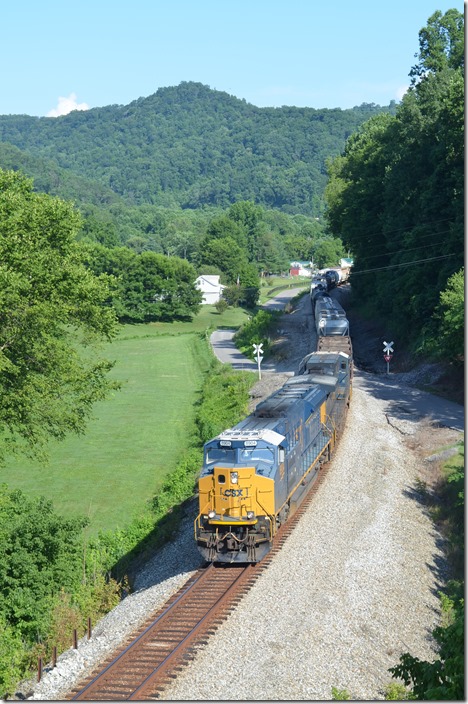 Q692 at Bays Branch between Prestonsburg and OX Cabin (Auxier) off the KY 3 bridge. CSX 8904-564. Bays Branch KY. 07-18-2020.