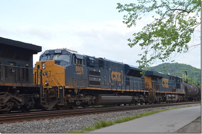 Weird trucks. Perhaps that is why they are rated at 200,000 lbs. starting T.E. CSX 8909 SD70ACe-T4. Beaver Jct KY.