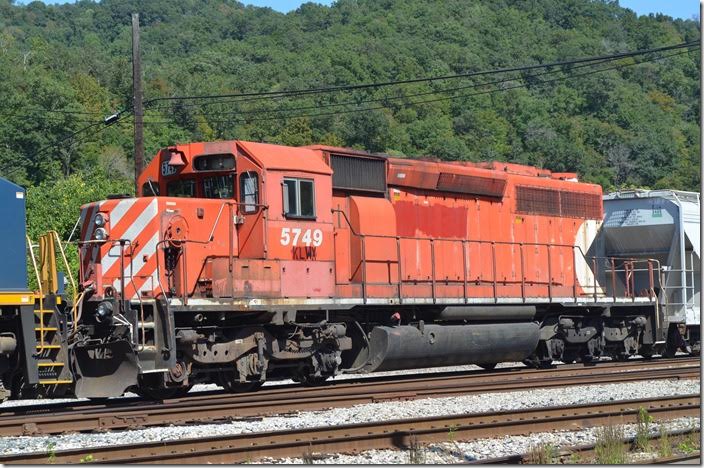 Dead-in-tow was KLWX (KLWX Inc.) ex-CP SD40-2 5749. Shelby