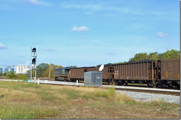 CSX DPU 711 assists. That switch in the background leads into one of the agricultural facilities along CSX at Casky KY.