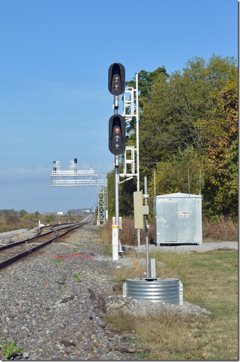 After staying the night in Hopkinsville, we returned the next morning. Just south of the yard is the beginning of Pembroke passing siding. We found this CSX restricting signal. Pembroke KY. 10-21-2020.