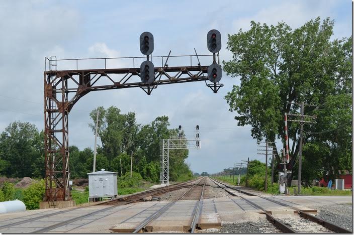 Well not all of our favorite signals got replaced! Westbound signal “Onion” (onion farm nearby) at north side of Carey. That’s a long signaled siding on the right that leads to National Lime & Stone and the Wheeling & Lake Erie. CSX signal Carey OH.