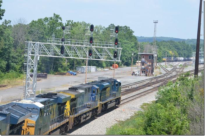 That lunar aspect on the bottom signal indicates “restricting” (proceed at restricted speed) into the yard expecting an obstruction ahead. CSX 4847-551-5442. Mexico MD. View 2.