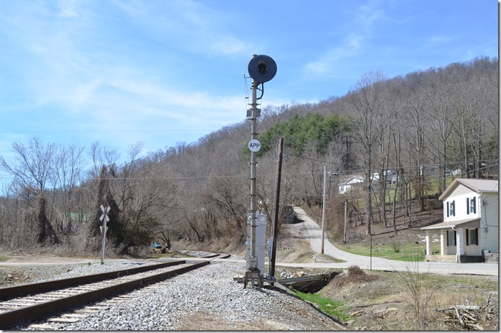 Fixed approach signal on the Straight Creek Br. near Pineville.