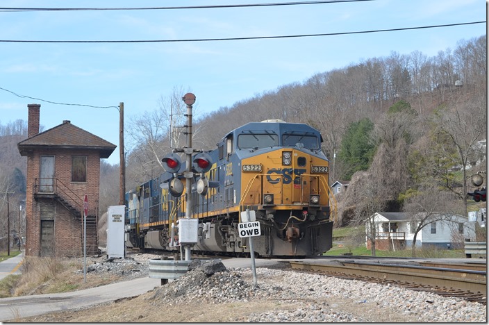 CSX 7569-5221-5322 on shifter C826 passes Baxter tower.