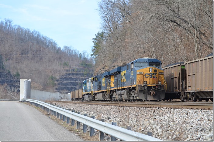 CSX 5322-5221-7569 at Loyall - C826 paused to get the EOT off the rear.