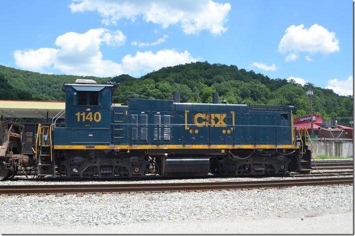 A switcher made like a road-switcher. An “oldie-but-goodie.” CSX MP15 1140. Danville WV.